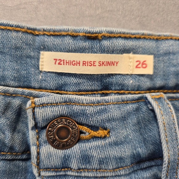 Levi's 721 High Rise Skinny Jeans Light Wash Distressed Raw Hem 26 (2) Womens - Picture 8 of 11